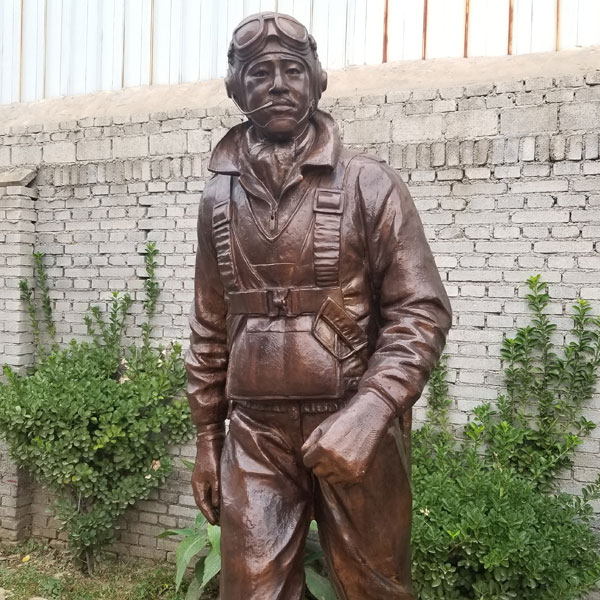 Casting WWII the Fallen Soldier Battle Cross Commemorative Sculpture for War Memorial