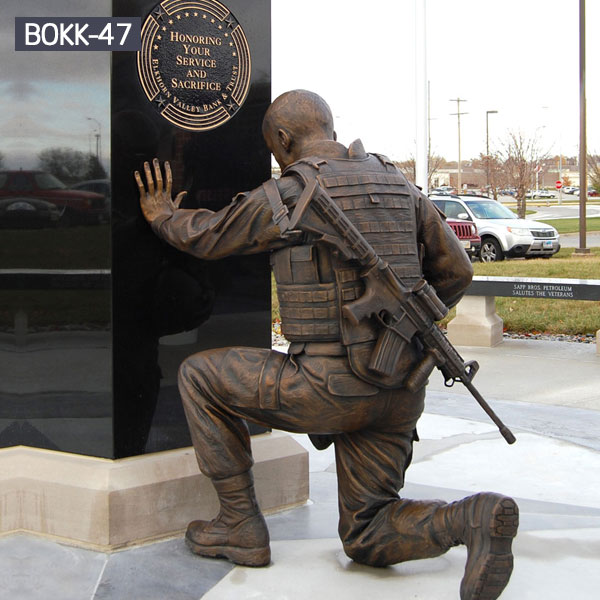 Famous Veteran War Memorial Battle Cross Boots Gun Helmet Statue for War Memorial