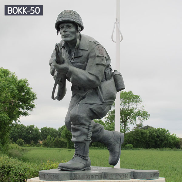 Casting WWII the Fallen Soldier Battle Cross Commemorative Sculpture for War Memorial
